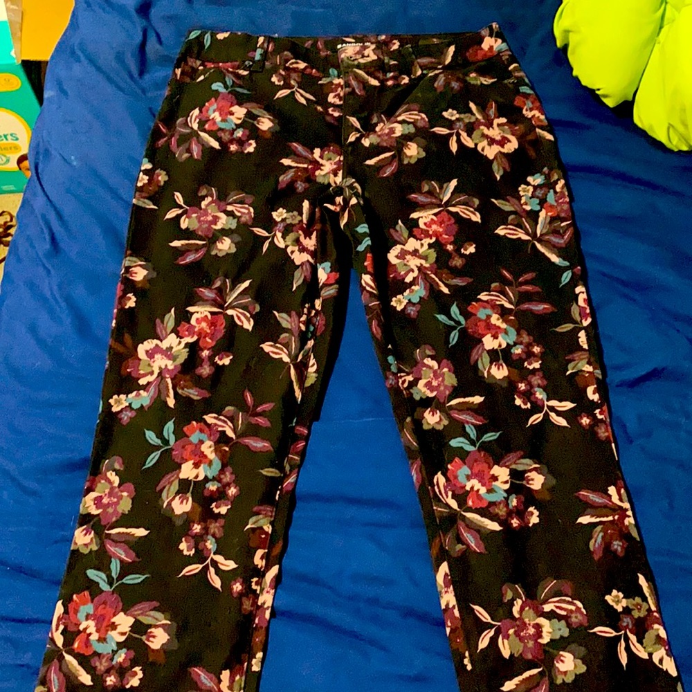 I am selling straight leg jeans. Size 6. Brand new